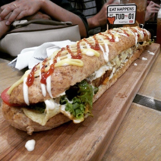 Instagram media by eathappens - #Repost @purnamasaridian ・・・ Long bread, sesuai namanya roti gandum isi sosis ini panjang banget.. Kenyang parah!!! #eathappens #sausage #culinary #foodporn #jakartaselatan #classmates