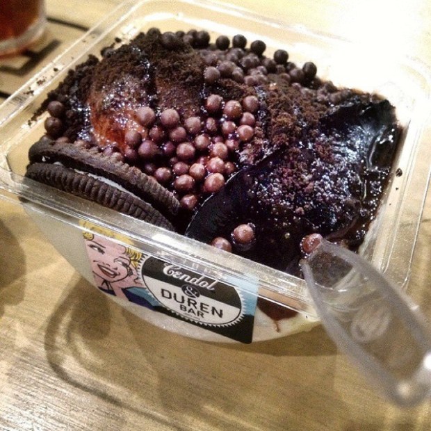 Instagram media by eathappens - #Repost @myogif ・・・ Es duren choco oreo 🍨