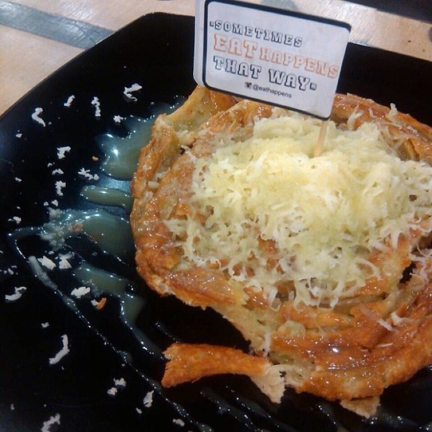 Instagram media by eathappens - #Repost @ayunisaa ・・・ Kurang arab gimana lagi coba, ngegaul makannya roti cane 😂😡 #latepost @eathappens